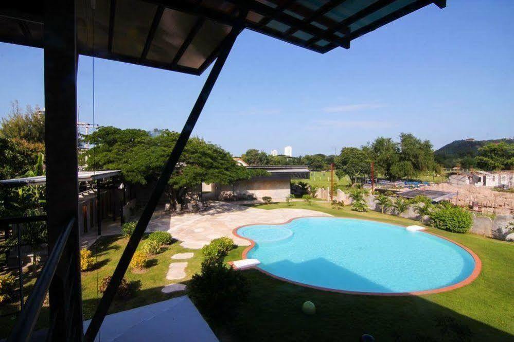 Naidee Sculptured Huts Hotel HHQ Exterior photo