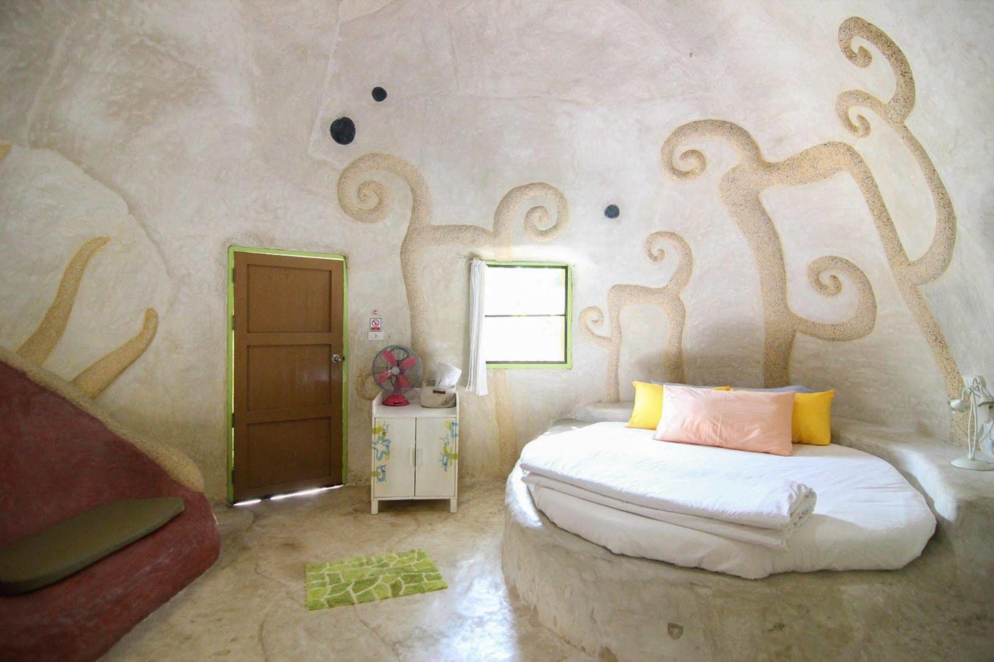 Naidee Sculptured Huts Hotel HHQ Exterior photo