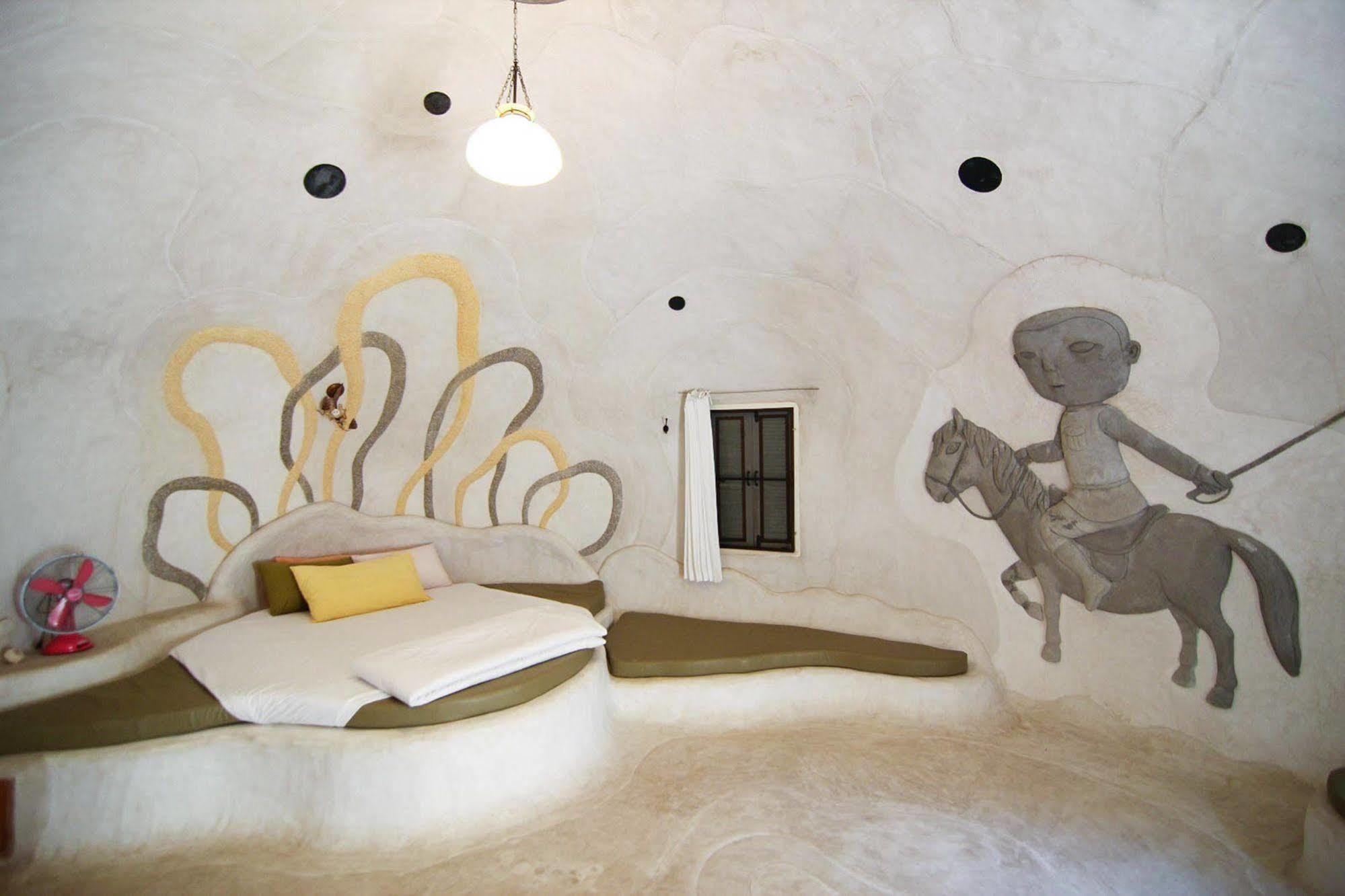 Naidee Sculptured Huts Hotel HHQ Exterior photo