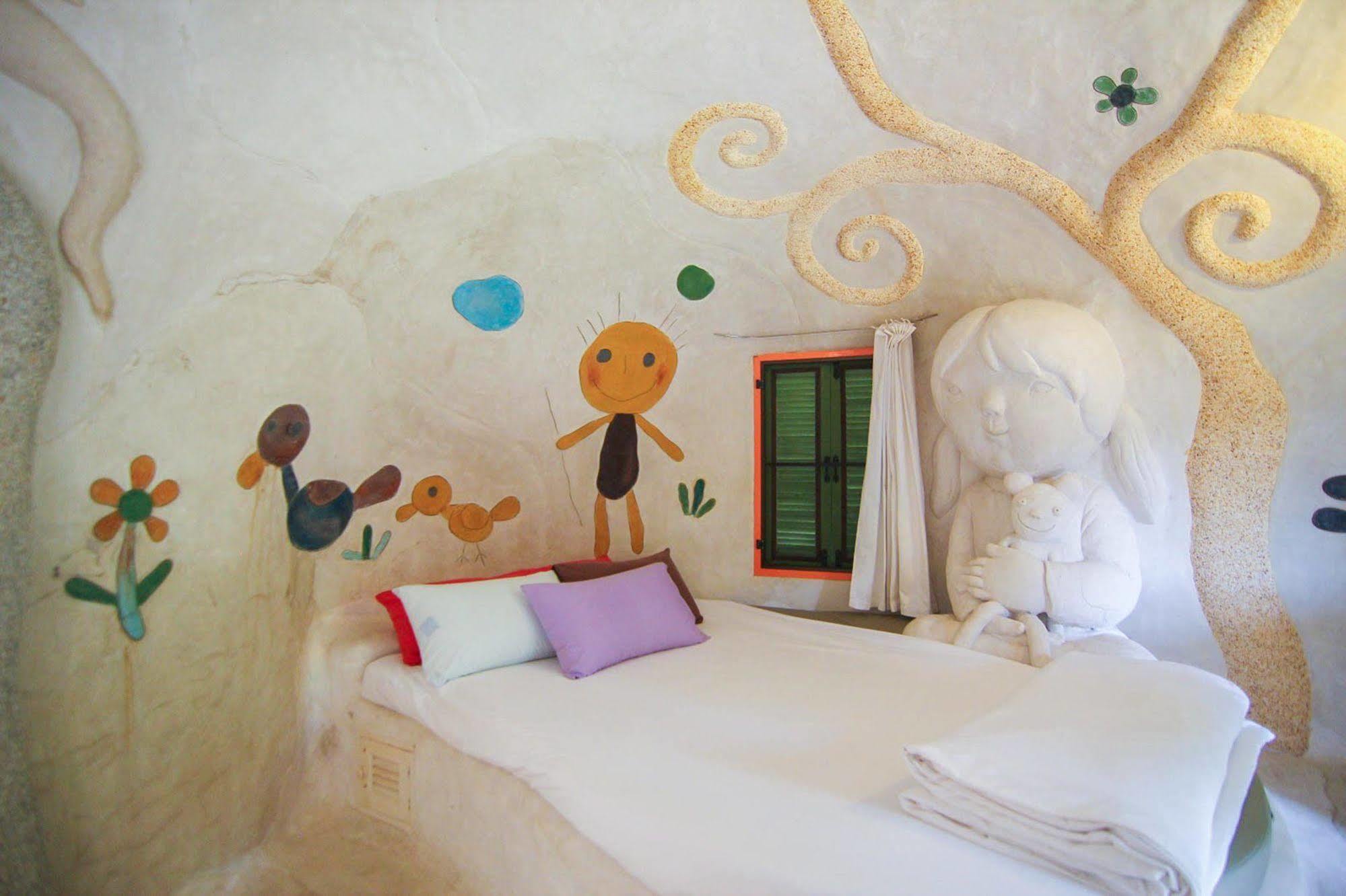Naidee Sculptured Huts Hotel HHQ Exterior photo