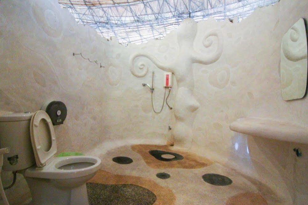 Naidee Sculptured Huts Hotel HHQ Exterior photo