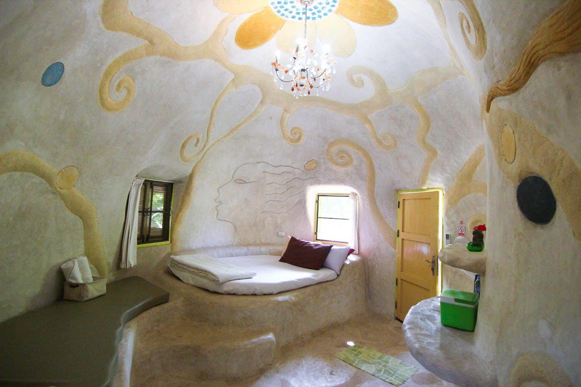 Naidee Sculptured Huts Hotel HHQ Exterior photo