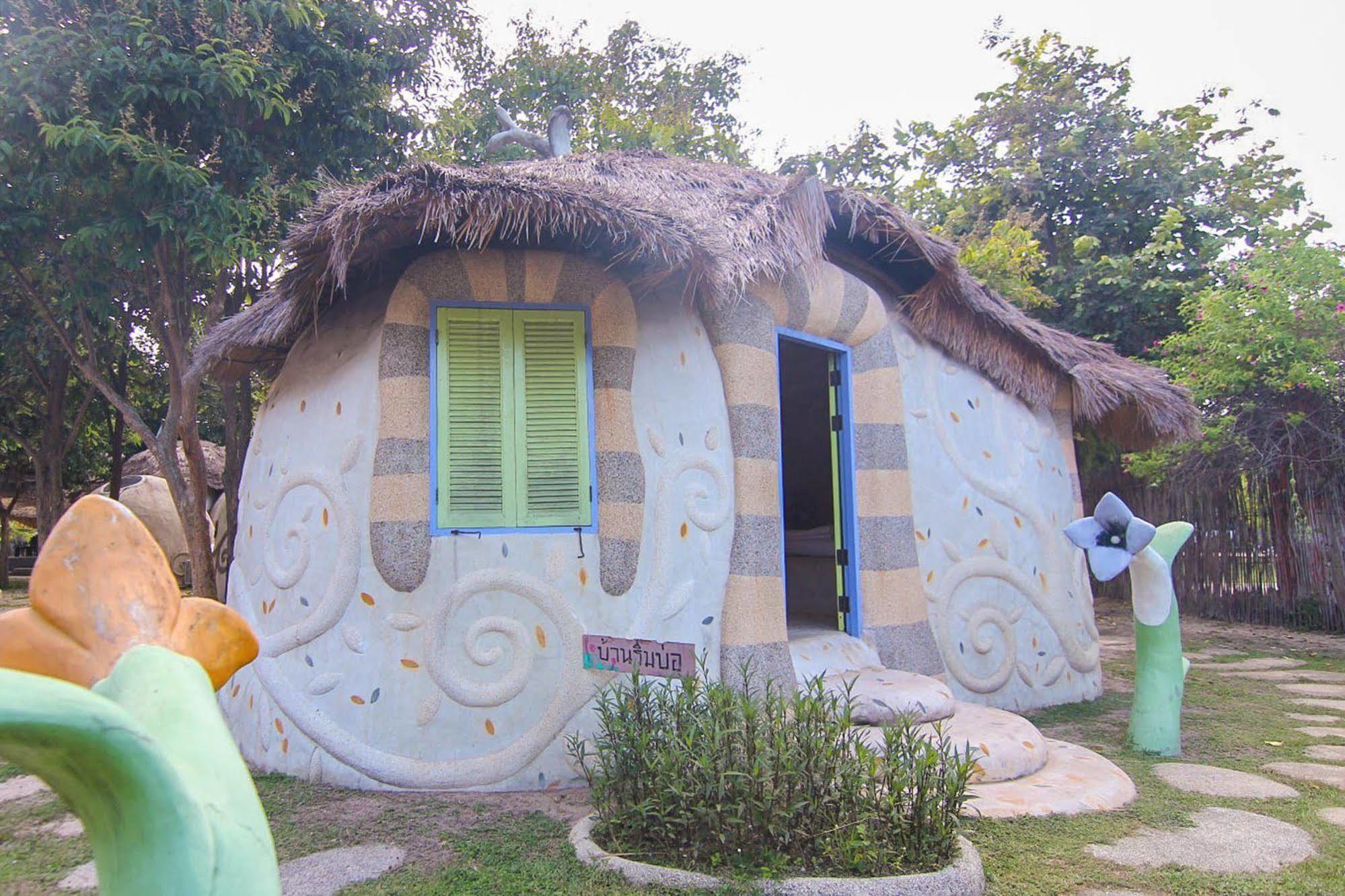 Naidee Sculptured Huts Hotel HHQ Exterior photo