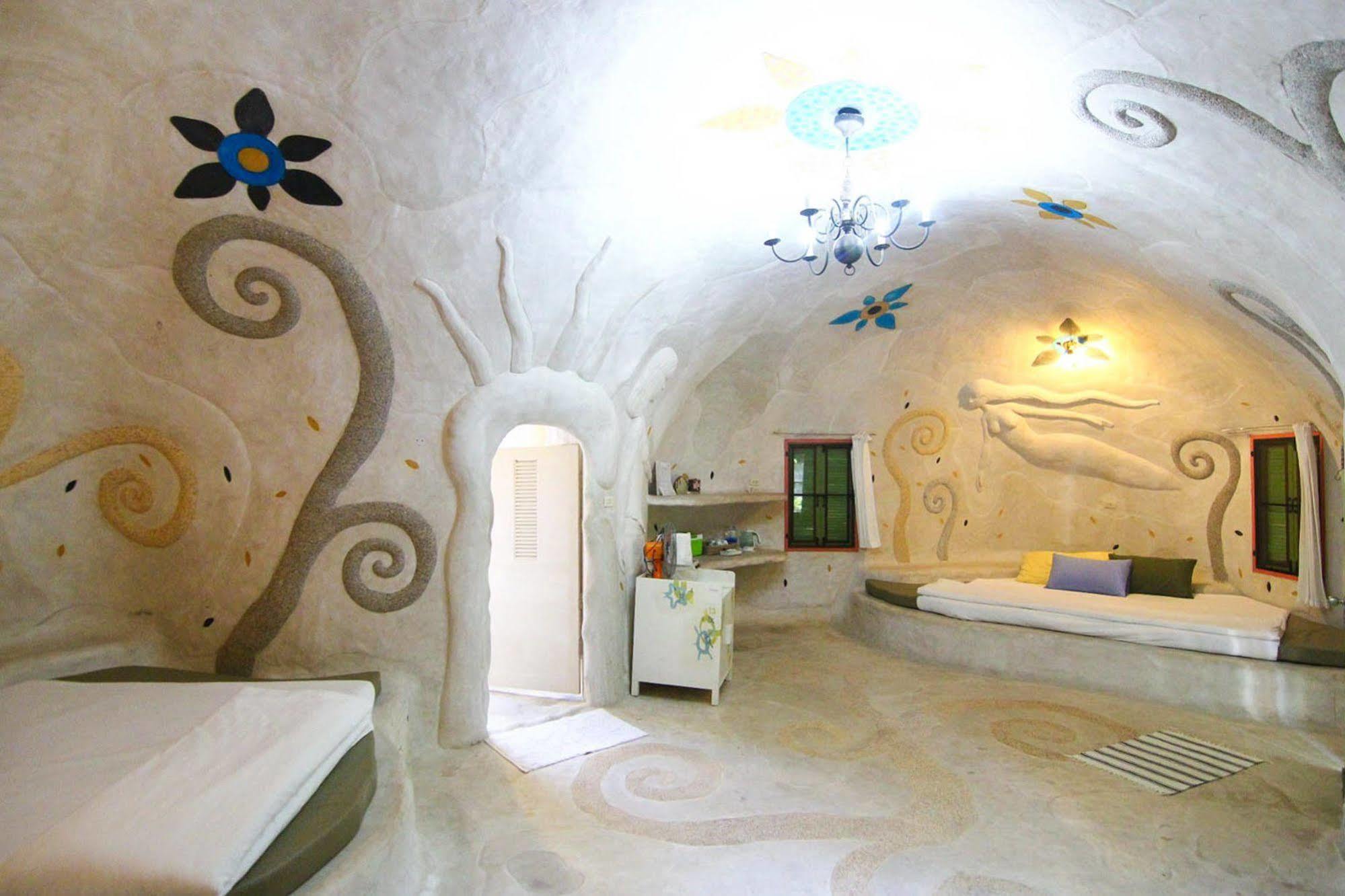 Naidee Sculptured Huts Hotel HHQ Exterior photo