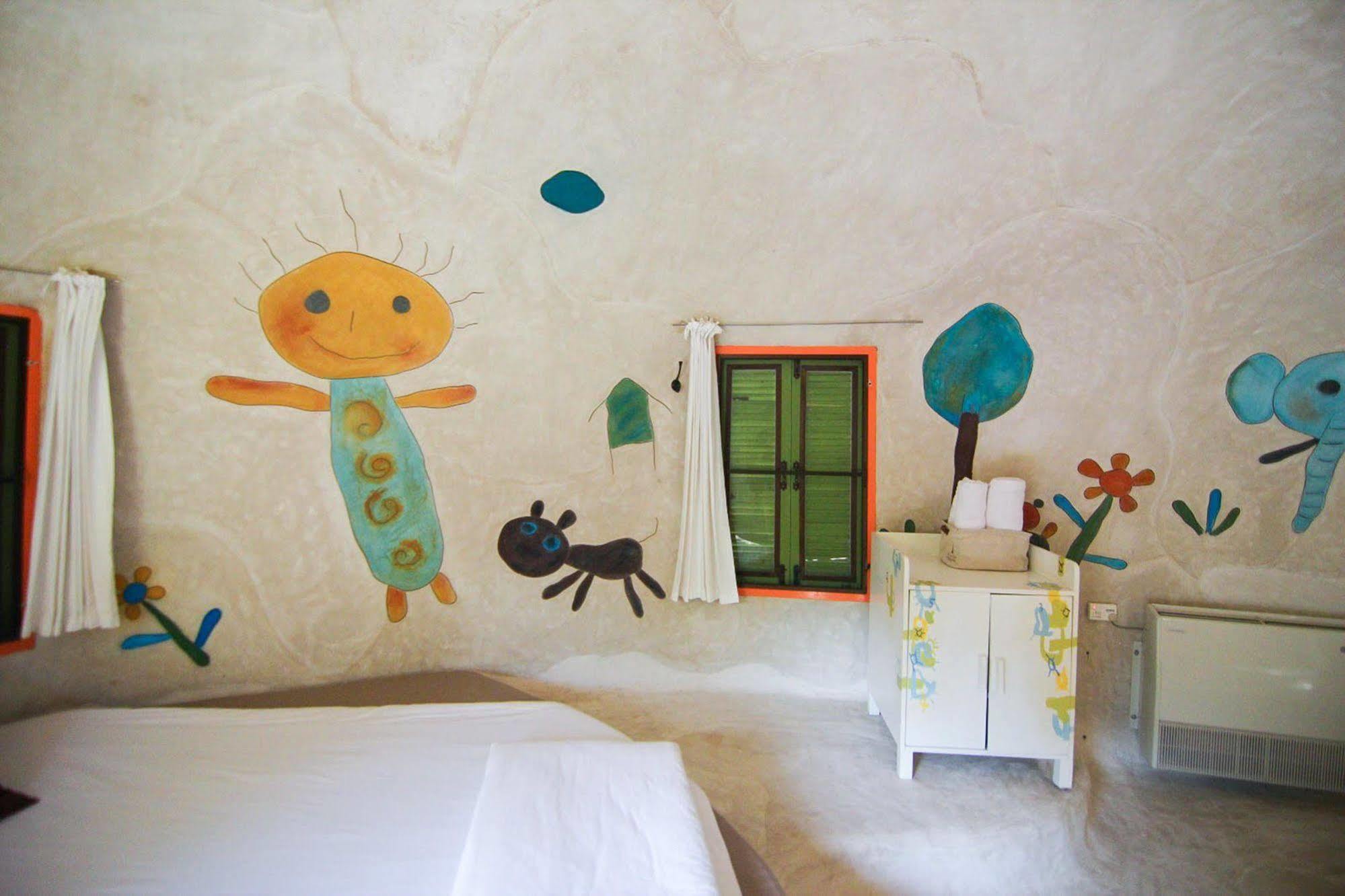 Naidee Sculptured Huts Hotel HHQ Exterior photo