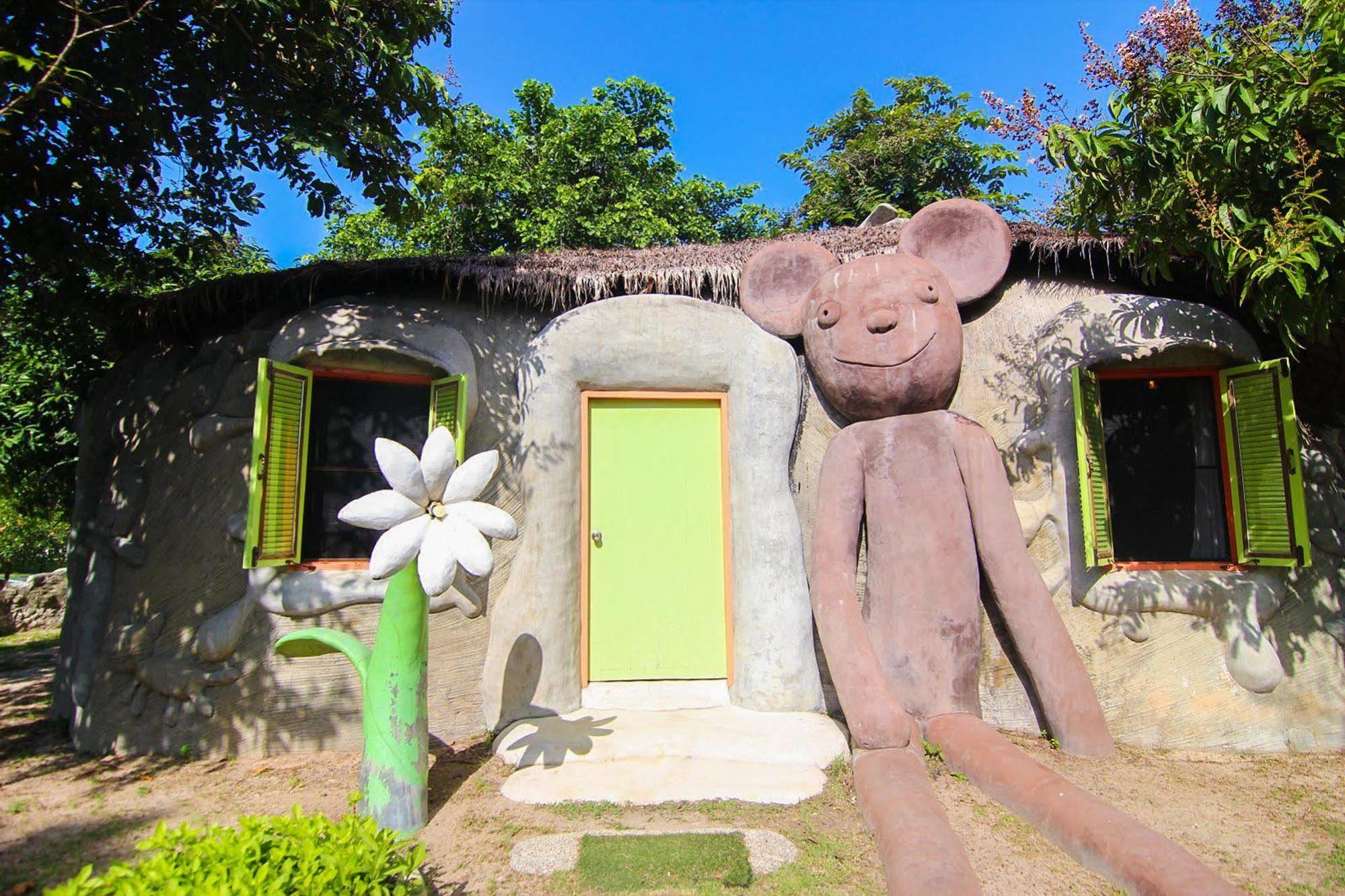 Naidee Sculptured Huts Hotel HHQ Exterior photo
