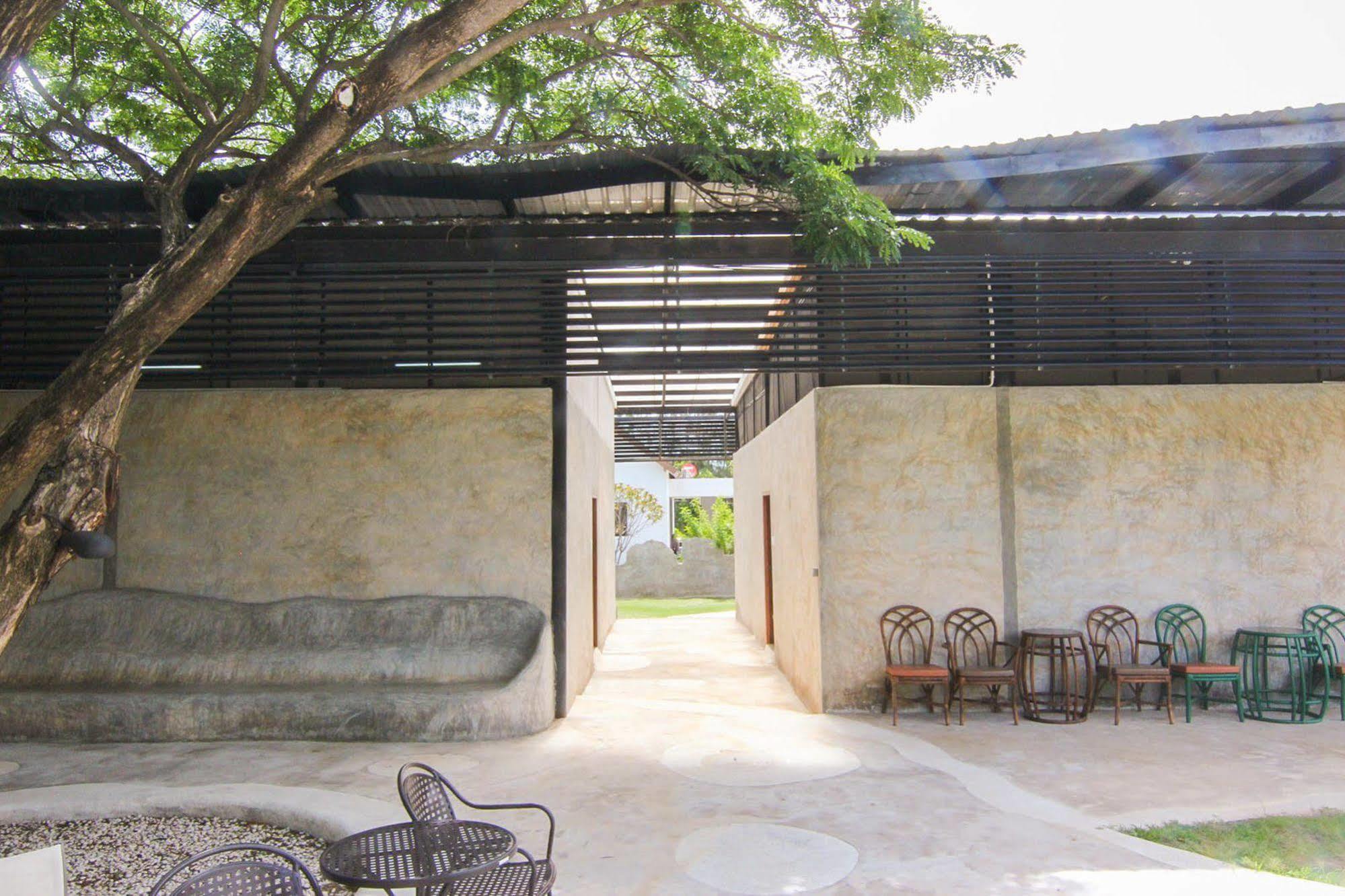 Naidee Sculptured Huts Hotel HHQ Exterior photo